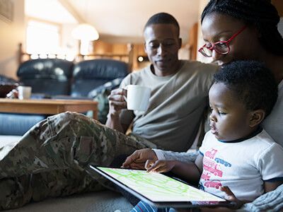 Una familia militar mirando una tablet
