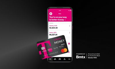 Tarjeta T-Mobile MONEY y teléfono que muestra la interfaz de usuario de la app T-Mobile MONEY. Con el respaldo de BMTX. Cuentas provistas por Customers Bank. Miembro de FDIC.