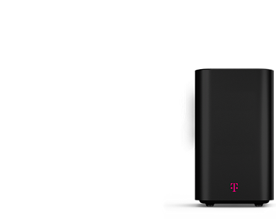 Un gateway 5G negro de T-Mobile flota sobre un fondo magenta. Ahorra $20/mes con cualquier línea de voz.