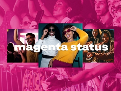 Una colección de fotos de jóvenes divirtiéndose, sobre un fondo magenta con gente en un concierto. En las fotos, hay un chico bailando, dos amigos presumiendo sus gafas de sol y dos amigos disfrutando de porciones de pizza.