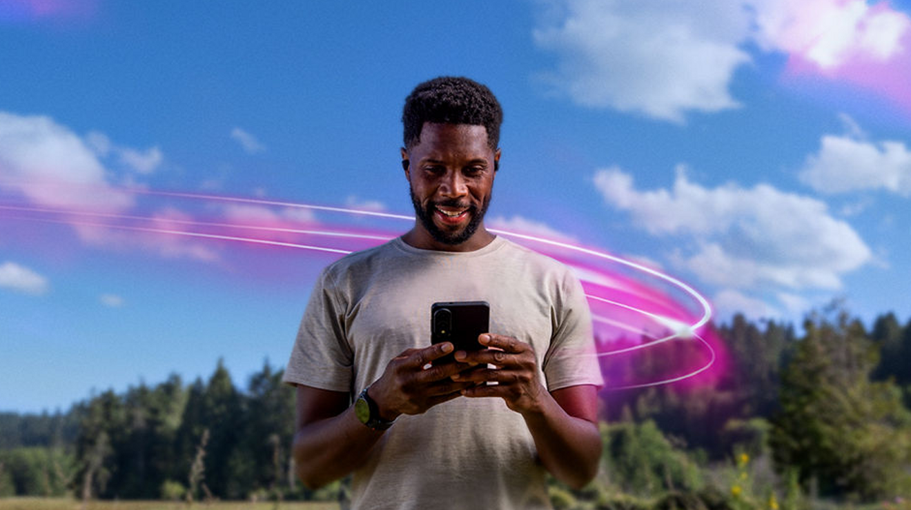 hombre sosteniendo un teléfono