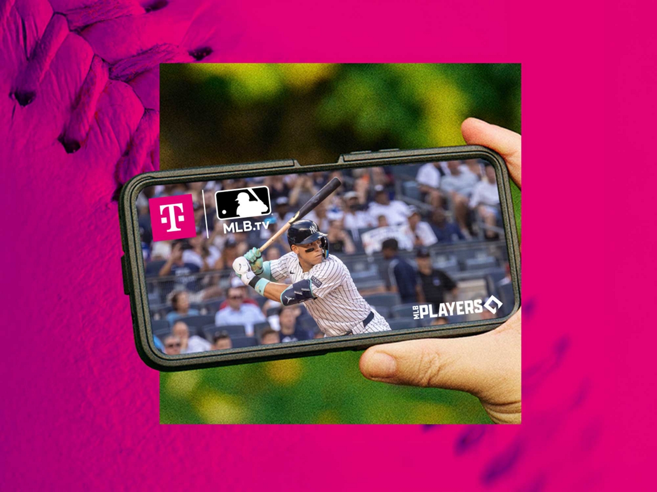 Una mano sosteniendo un teléfono inteligente en el que se muestra un partido de la MLB.