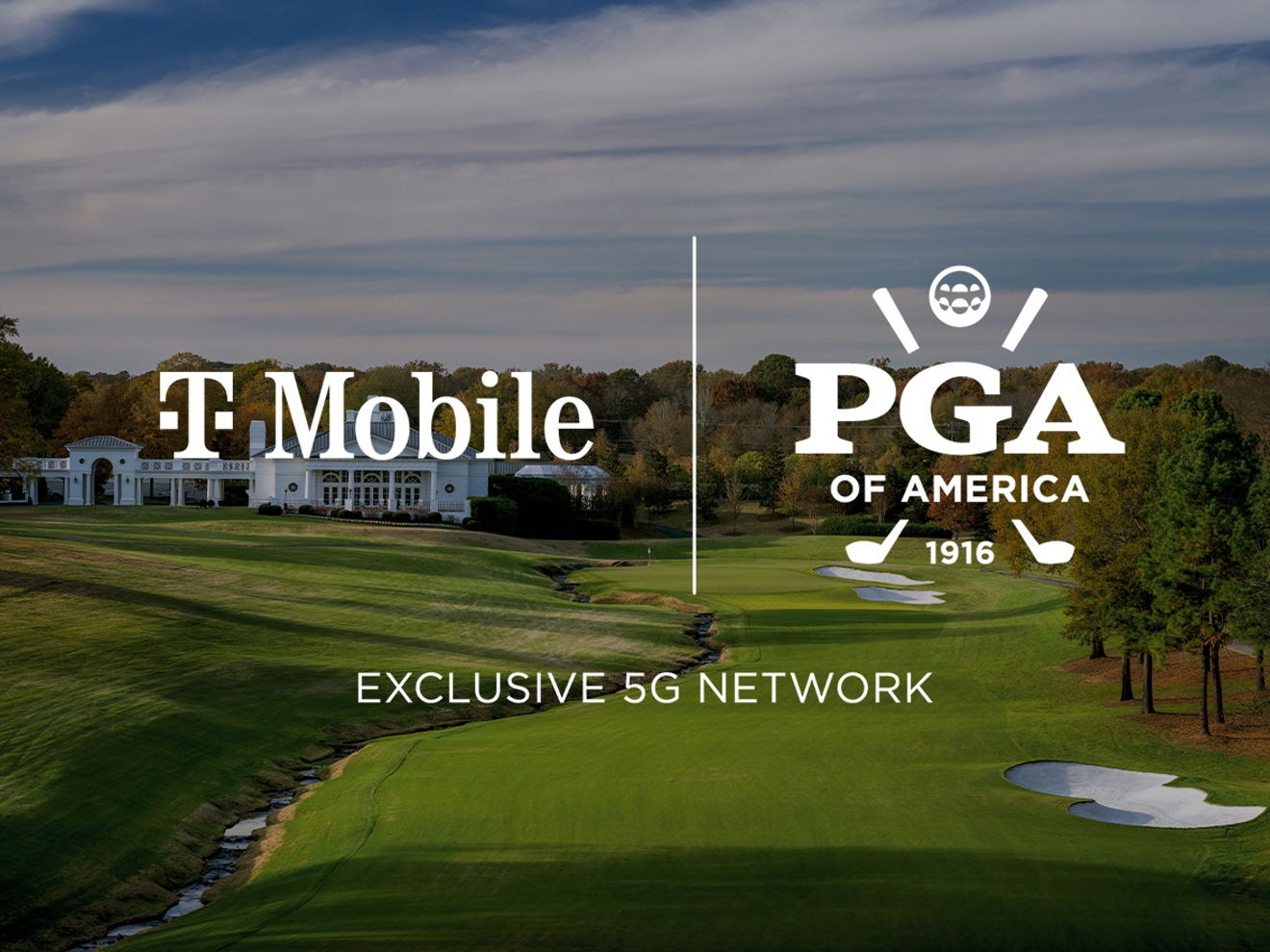 Logotipo de PGA superpuesto sobre una imagen de campo de golf.