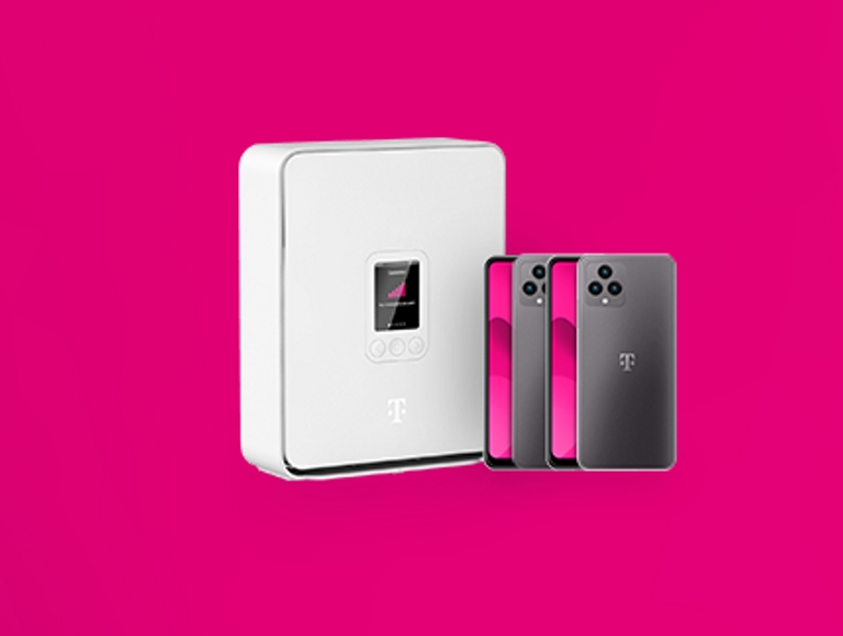 El gateway de Internet 5G residencial de T-Mobile aparece junto a un conjunto de cuatro smartphones. Incluye precio garantizado por 5 años.