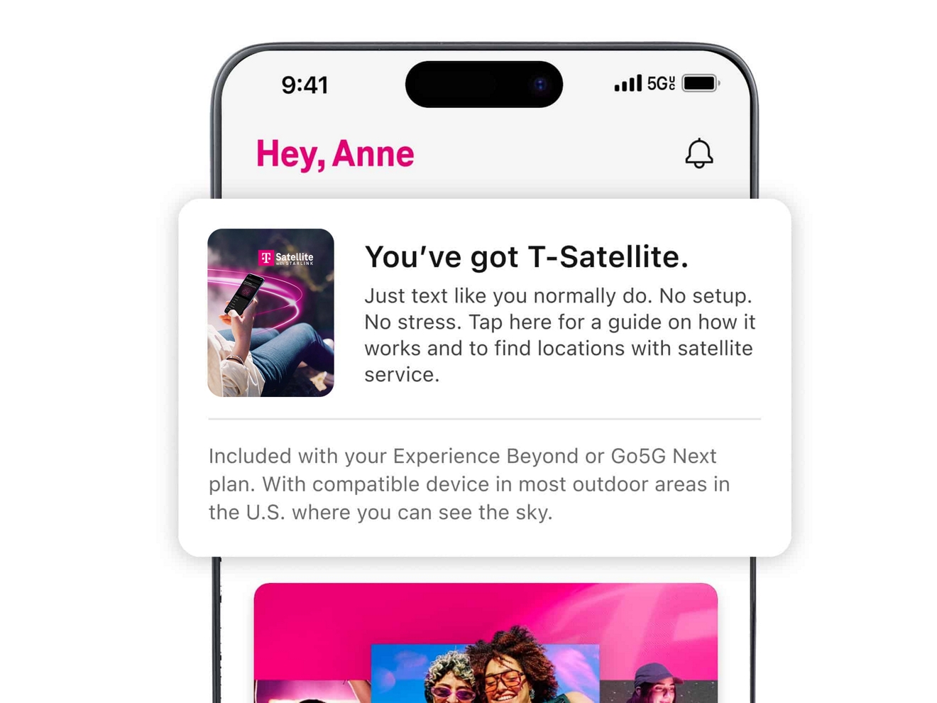 Un teléfono que muestra la app T-Life. Aparece un mensaje que informa al usuario que tiene T-Satellite y proporciona una guía de bienvenida.