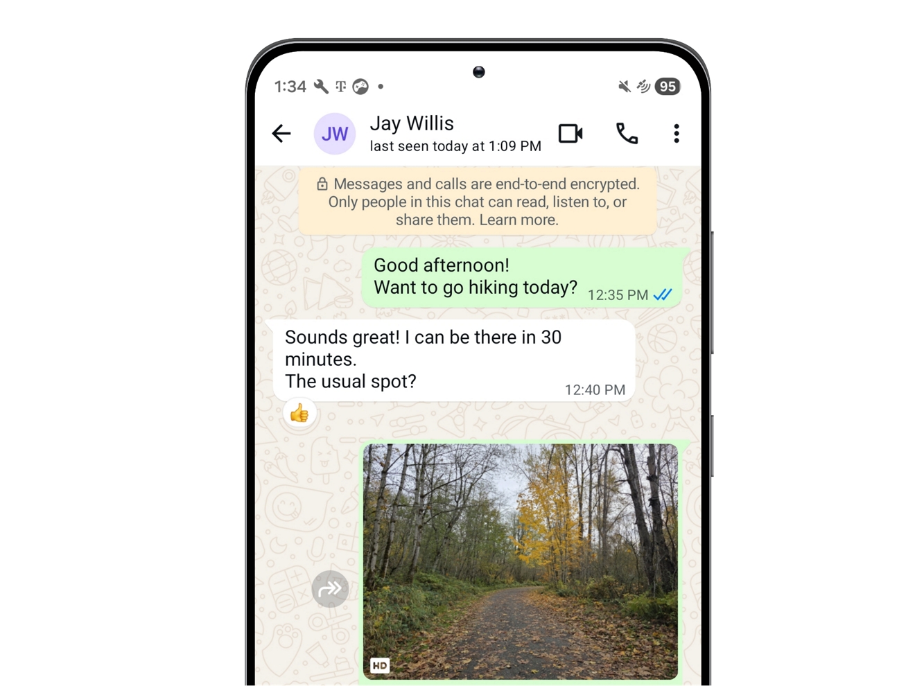 La pantalla de un teléfono que muestra la app WhatsApp en uso.
