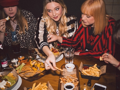 Personas compartiendo una comida.