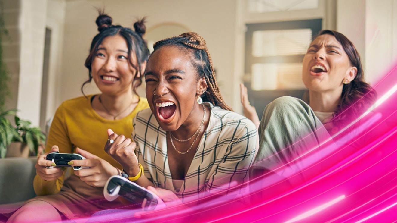 Tres mujeres jugando videojuegos.