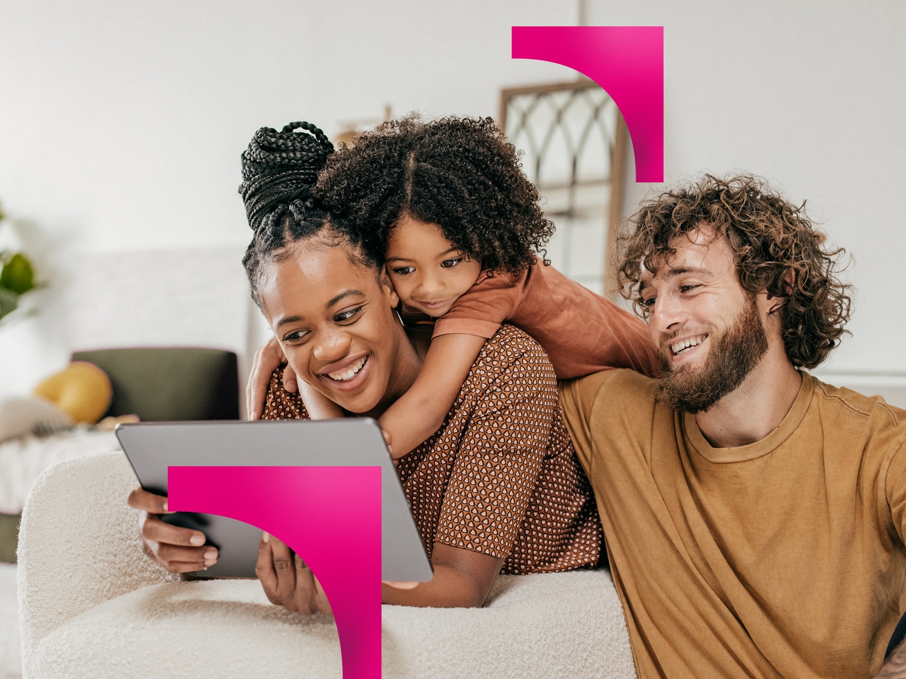 Una familia feliz sentada frente a una laptop.