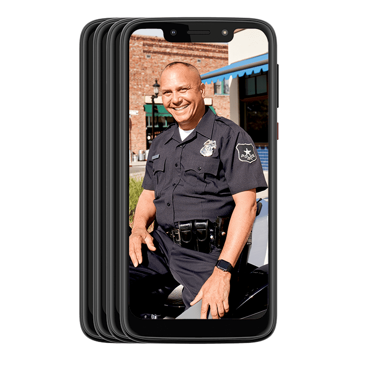 Un agente de policía sonriendo a la cámara