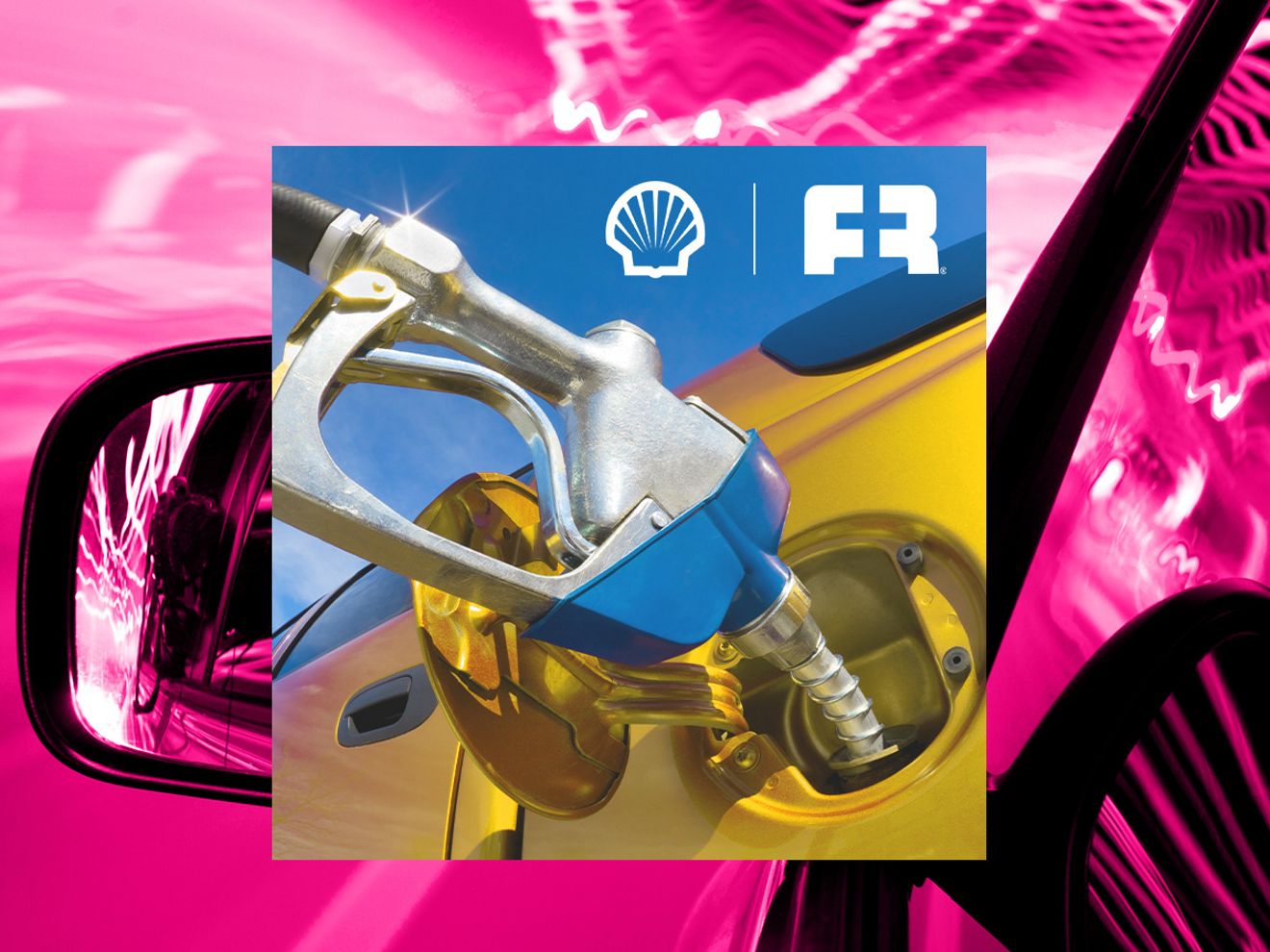 Primer plano de una bomba de combustible repostando un coche amarillo sobre un fondo abstracto rosa.