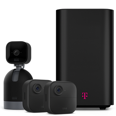 Una cámara negra Blink Mini Pan-Tilt y dos cámaras negras Outdoor 4 delante de un Gateway 5G negro. Todos los dispositivos están ubicados sobre un fondo blanco.