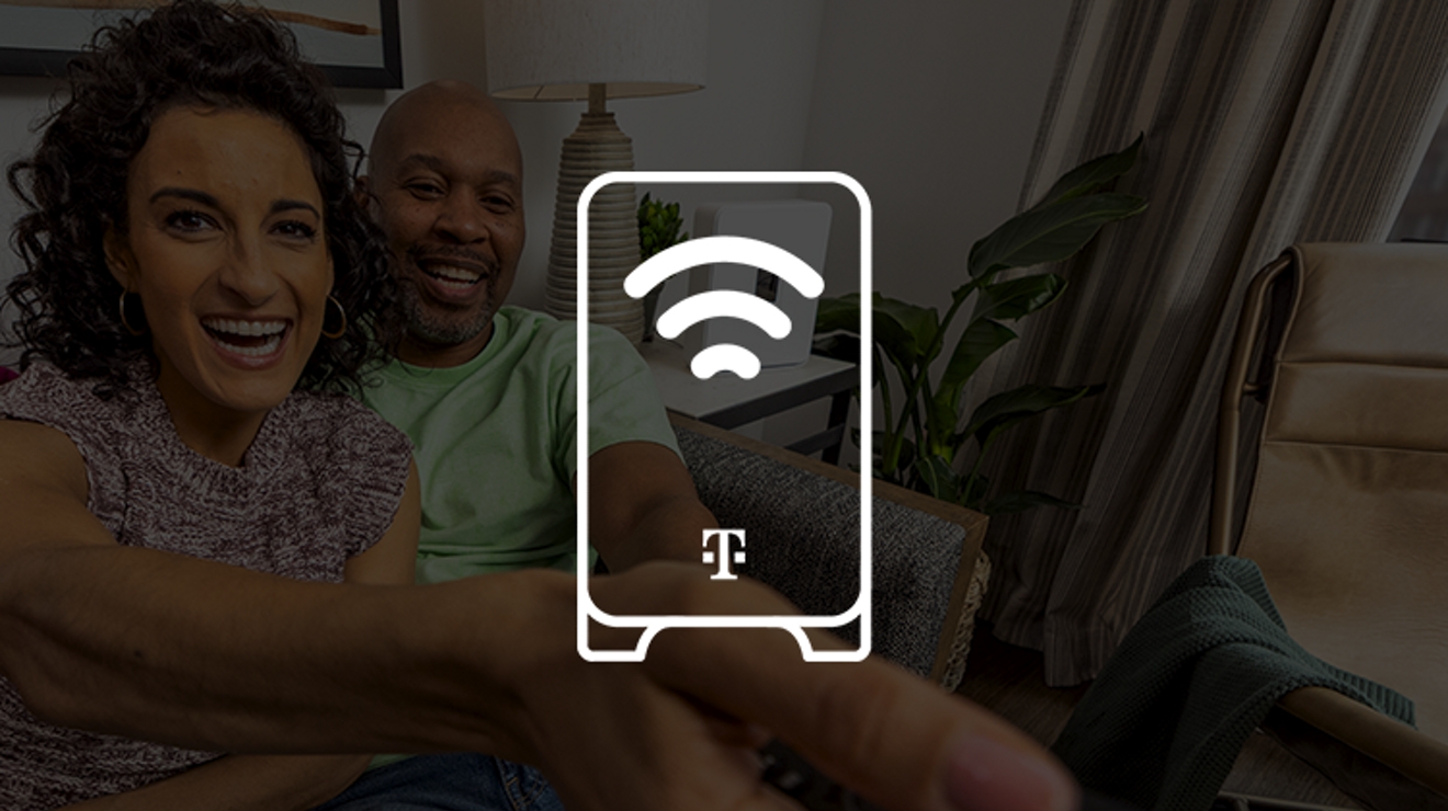 Una mujer y un hombre sonriendo sentados en un sofá.