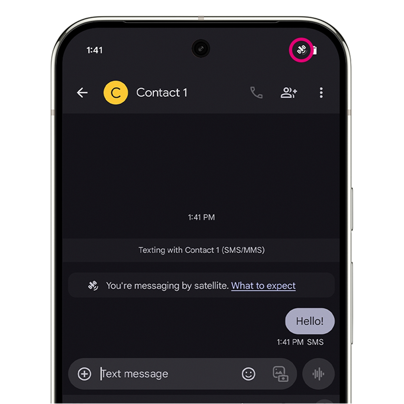 Un Google Pixel 9 en modo oscuro mostrando una conversación de texto mediante mensajería satelital con el ícono de satélite en la esquina superior derecha.