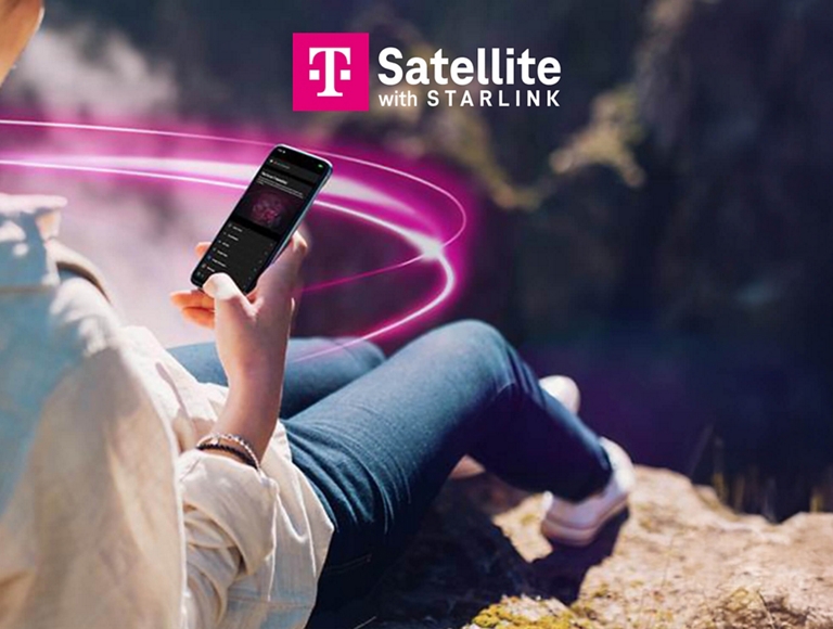 Una mujer joven sostiene un teléfono mientras está sentada en una montaña. Logo de T-Satellite con STARLINK.
