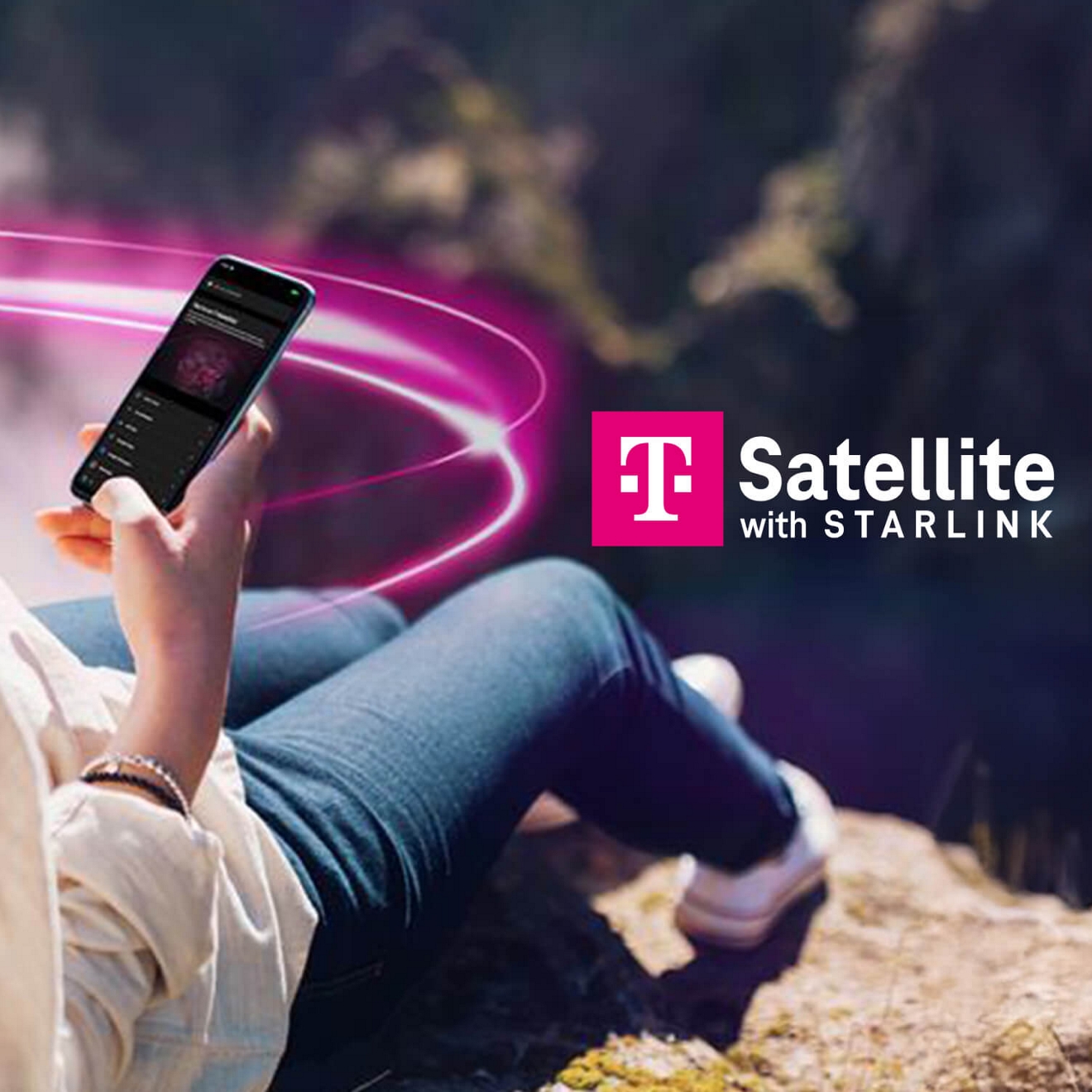 Una mujer joven sostiene un teléfono mientras está sentada en una montaña. Logo de T-Satellite con STARLINK.