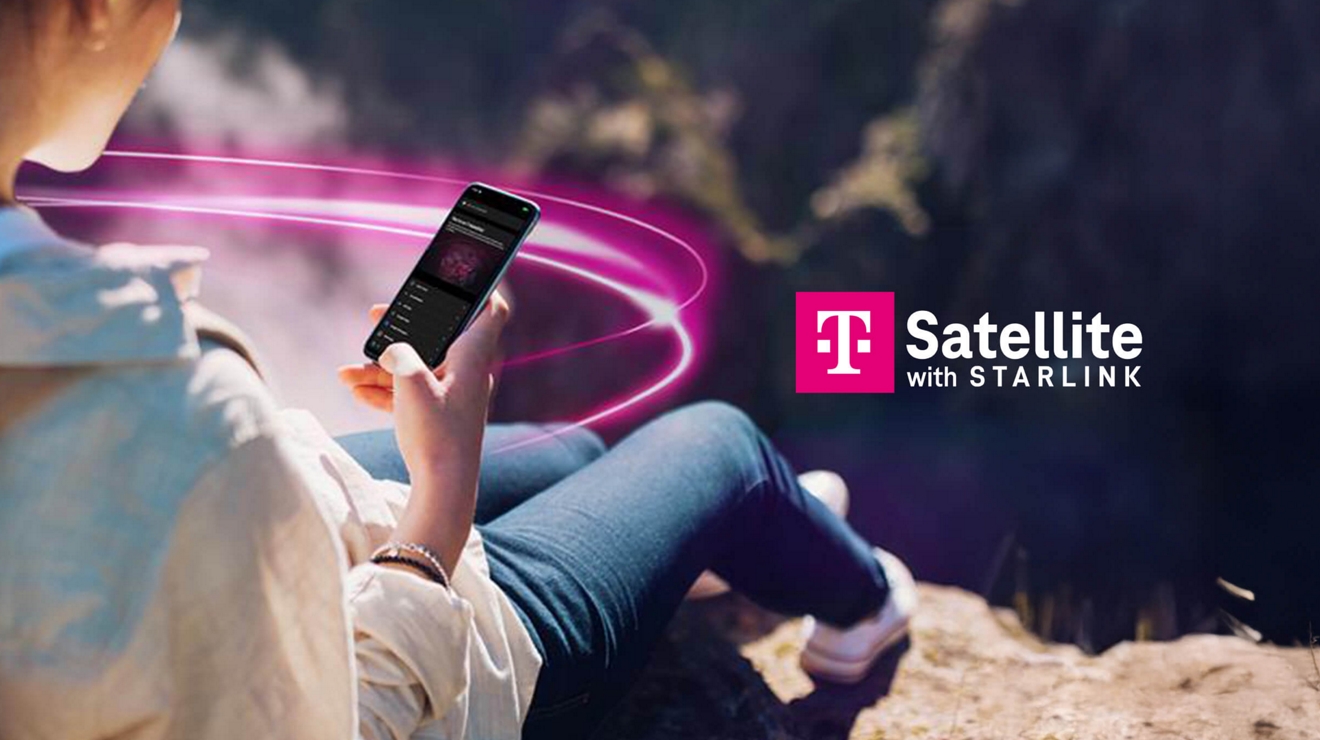 Una mujer joven sostiene un teléfono mientras está sentada en una montaña. Logo de T-Satellite con STARLINK.