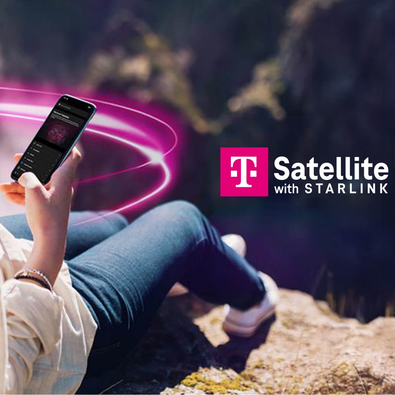 Una persona de pie fuera de una tienda de campaña mirando la pantalla de su teléfono Google Pixel 10.