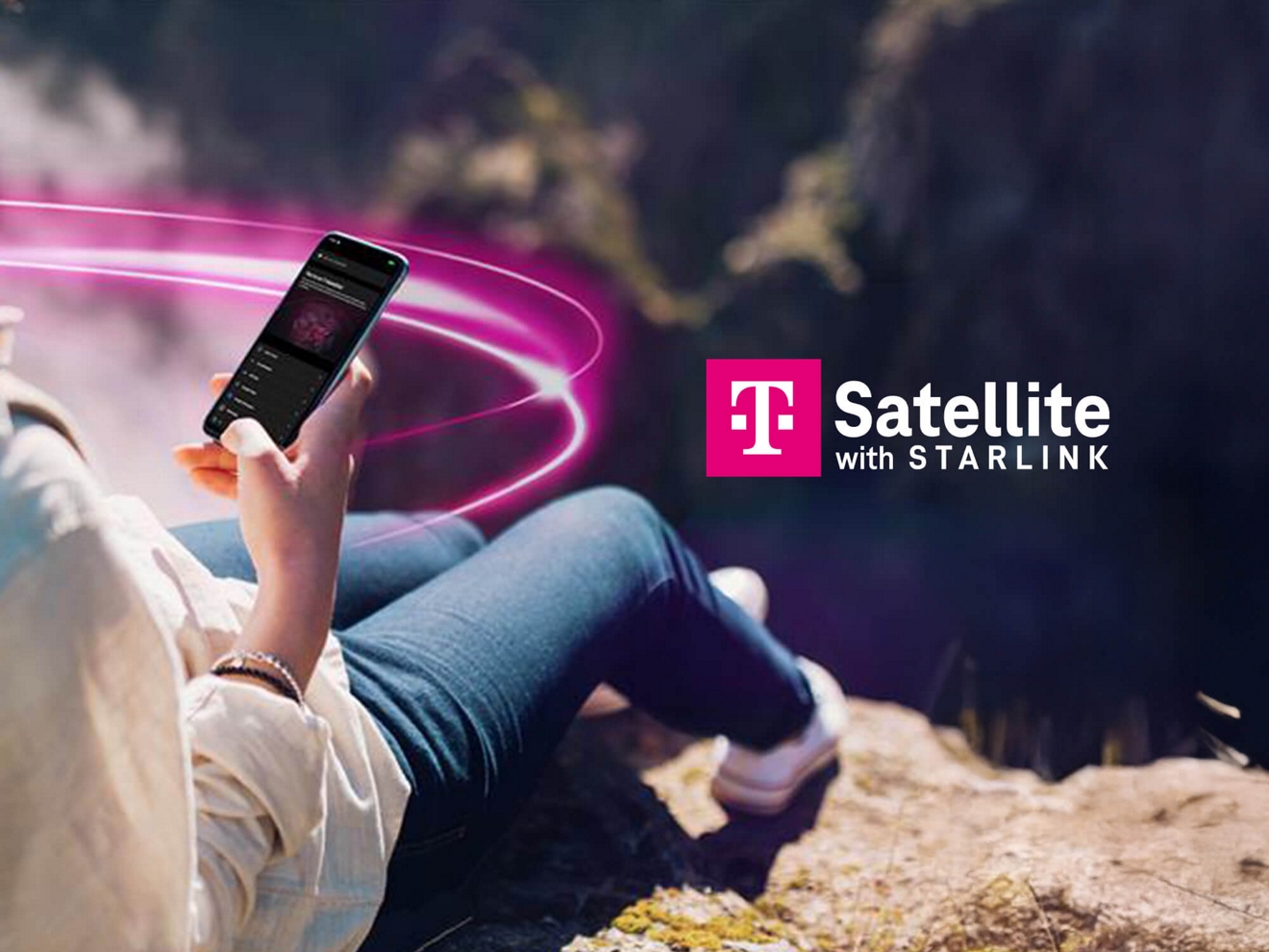 Una mujer joven sostiene un teléfono mientras está sentada en una montaña. Logo de T-Satellite con STARLINK.