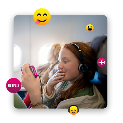 Una joven sonriendo mientras realiza una transmisión en su teléfono, en un avión y rodeada de emojis.