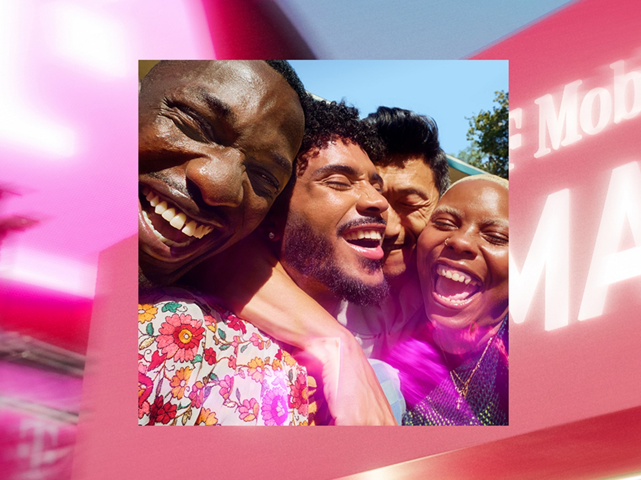 Un grupo de amigos reunidos muy juntos, todos sonriendo, riendo y abrazándose para hacerse un selfie.