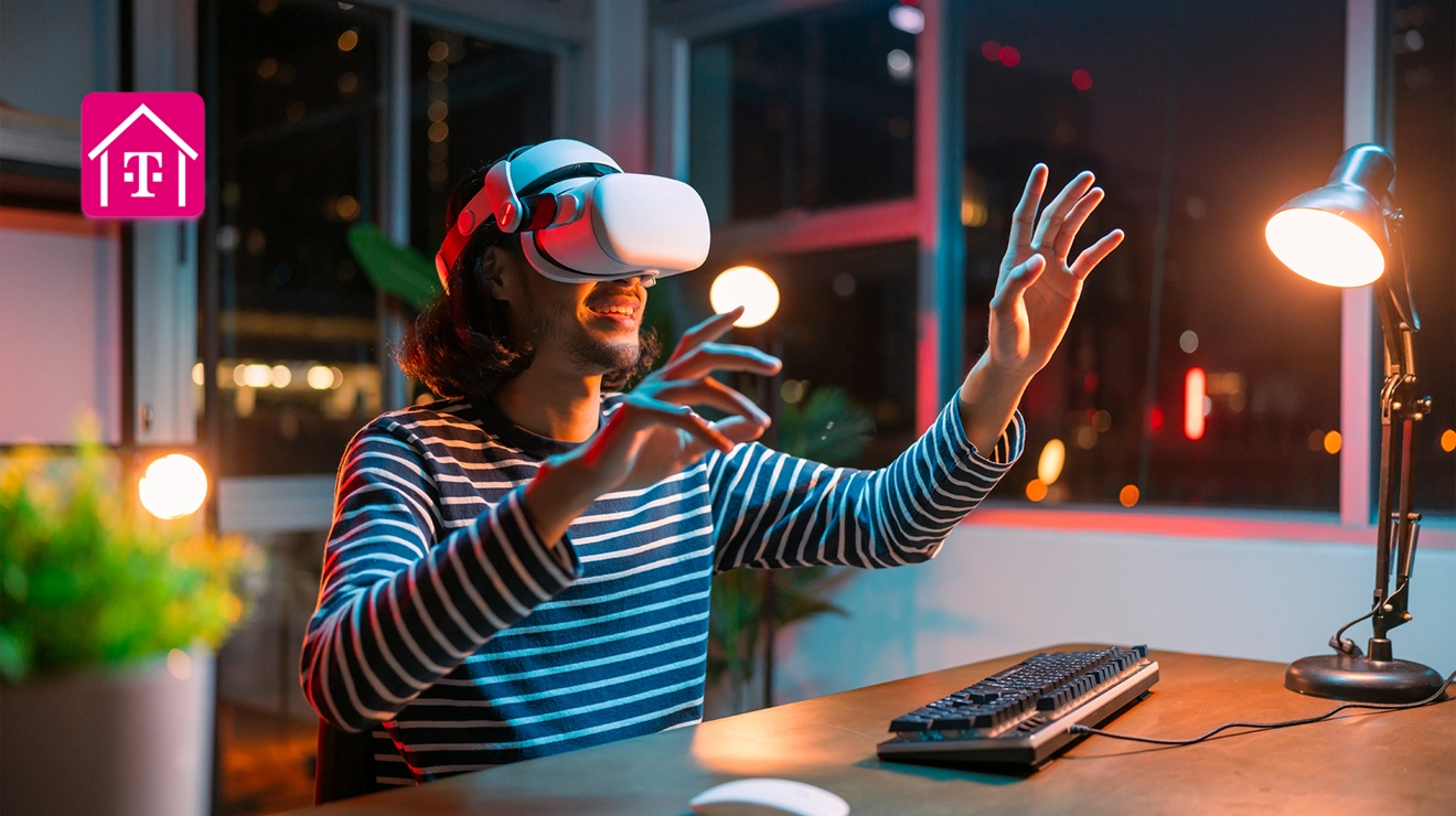 Persona sonriente con unas gafas de realidad virtual en un escritorio, con el logotipo de Internet residencial de T-Mobile.