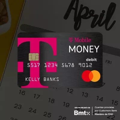 Una tarjeta de crédito T-Mobile Money sobre un calendario del mes de abril
