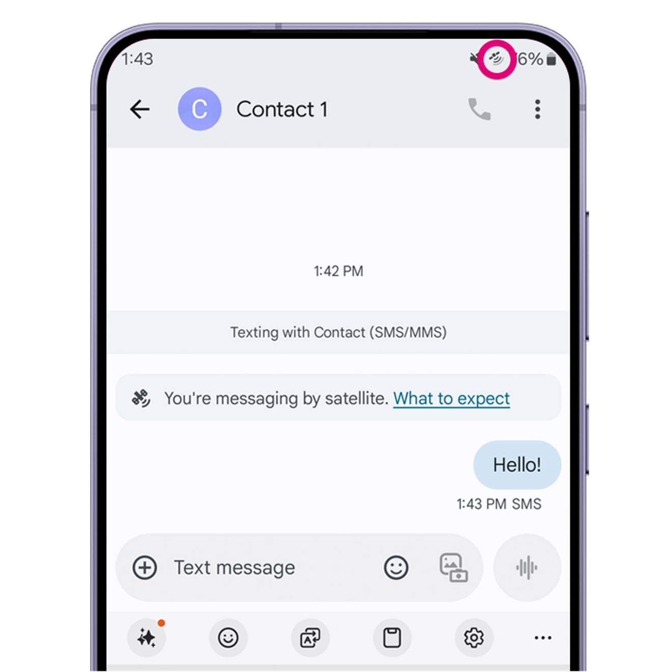 Un Samsung Galaxy 24 en modo claro mostrando una conversación de texto mediante mensajería satelital con el ícono de satélite en la esquina superior derecha.