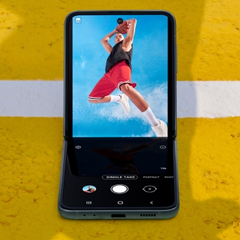 Z Flip3 abierto en la app cámara que muestra un hombre al aire libre sosteniendo una pelota de básquetbol sobre su cabeza