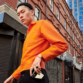 Hombre en exteriores sacando su Samsung Galaxy Z Flip3 del bolsillo