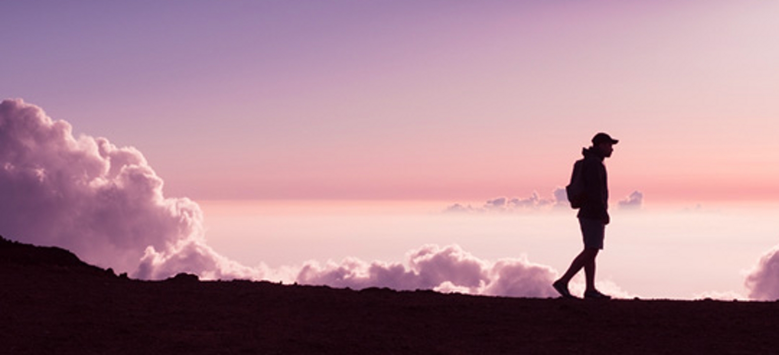 Silueta de hombre haciendo senderismo