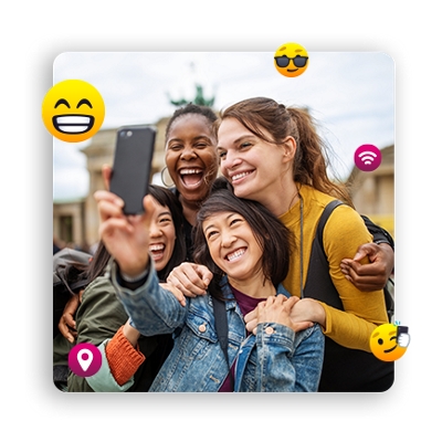 Grupo de personas posando para una selfie.