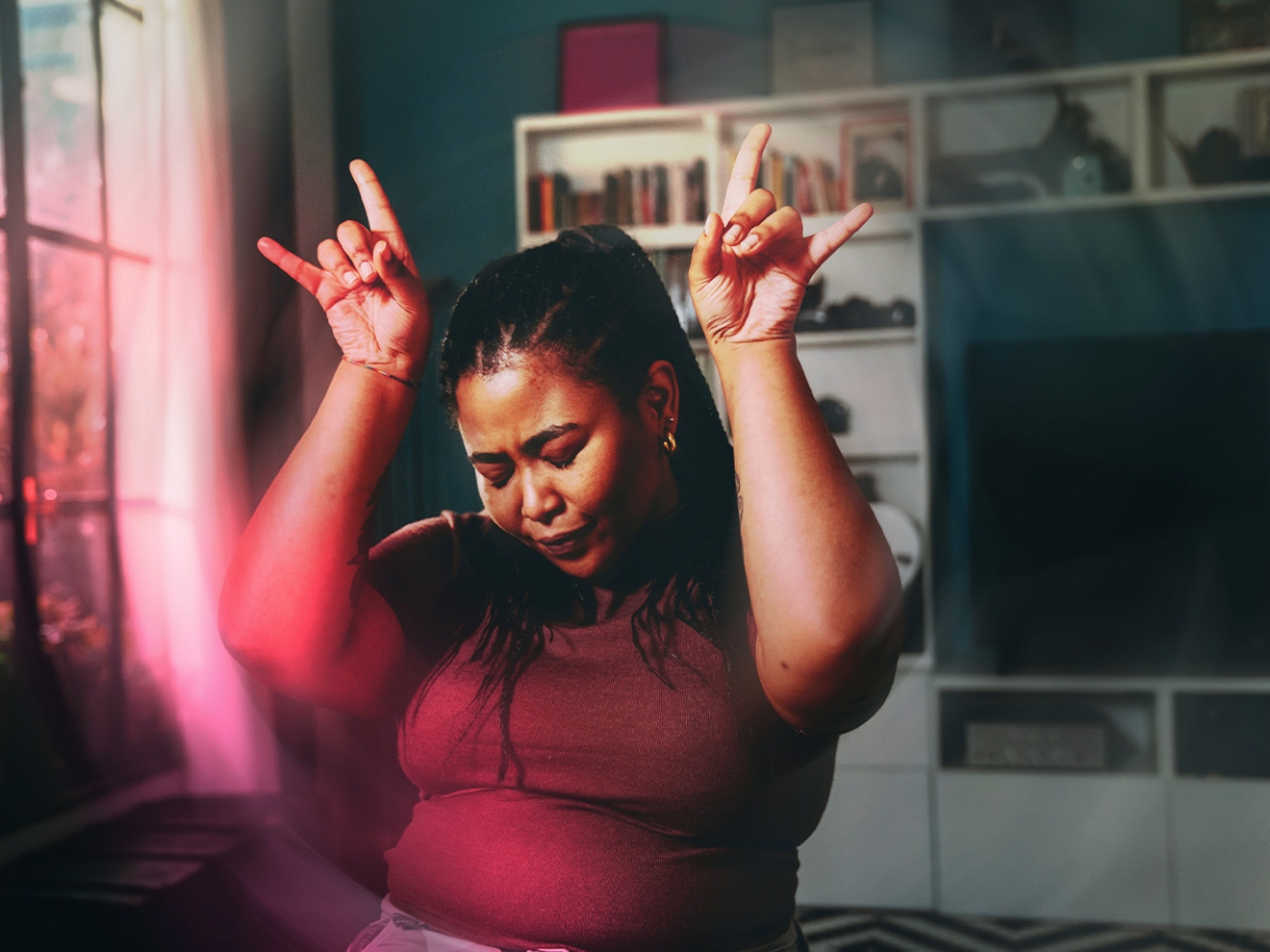 Una persona levantando las manos y celebrando.