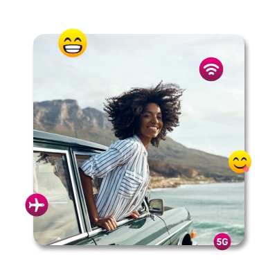 Mujer sonriendo con la cabeza fuera de un auto con emojis flotando