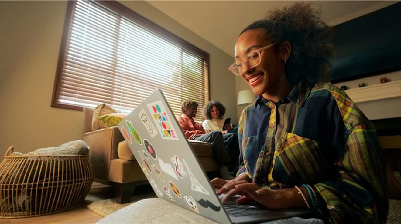 Una ciudad al atardecer con arcos de conectividad superpuestos que representan segmentos de la red 5G.