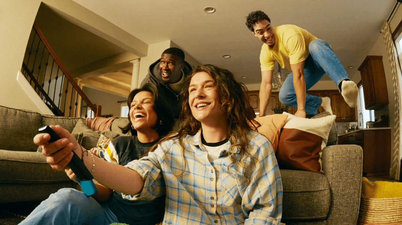 Una persona sostiene su smartphone con conexión 5G y sale a la calle con unas gafas de realidad aumentada.