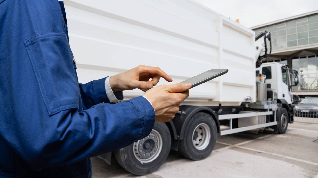 Un conductor revisa las operaciones de la flota en una tablet con conectividad fluida antes de comenzar su ruta.