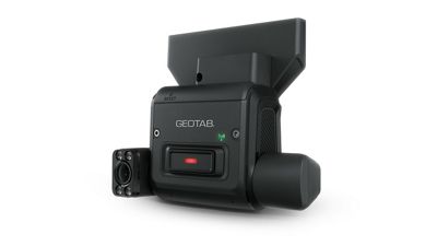 Vista frontal de una cámara de tablero Geotab Go Focus Plus con capacidad de alertas de voz impulsadas por IA en la cabina.