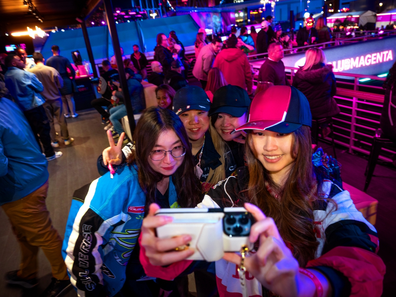 Cuatro amigos se toman un selfie grupal dentro del Club Magenta.