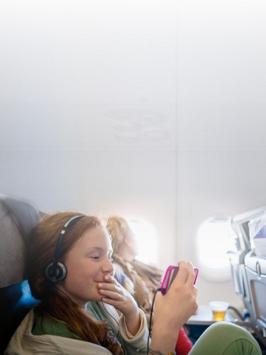 Una mujer hablando por teléfono y sonriendo.