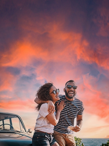 Un hombre y una mujer abrazándose y riendo juntos.