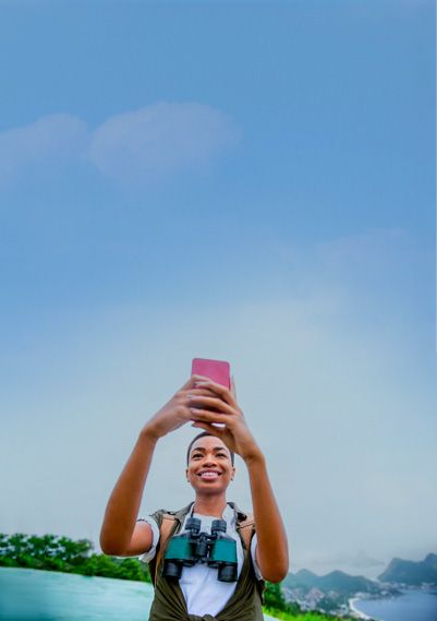 Mujer que se toma selfies con un paisaje isleño en el fondo