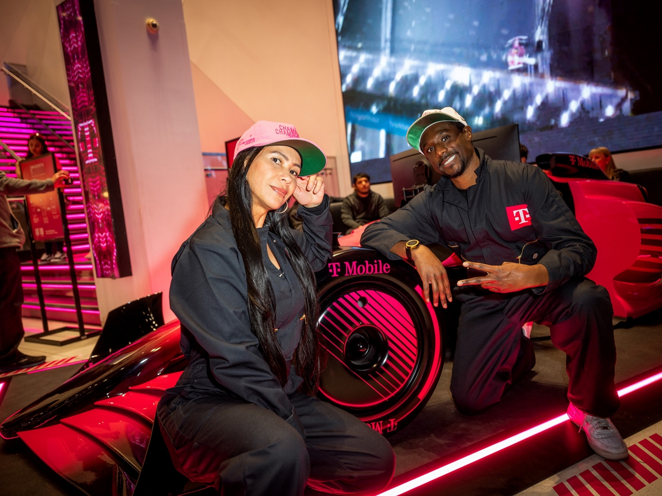 Dos amigos posando para una foto dentro del Club Magenta.