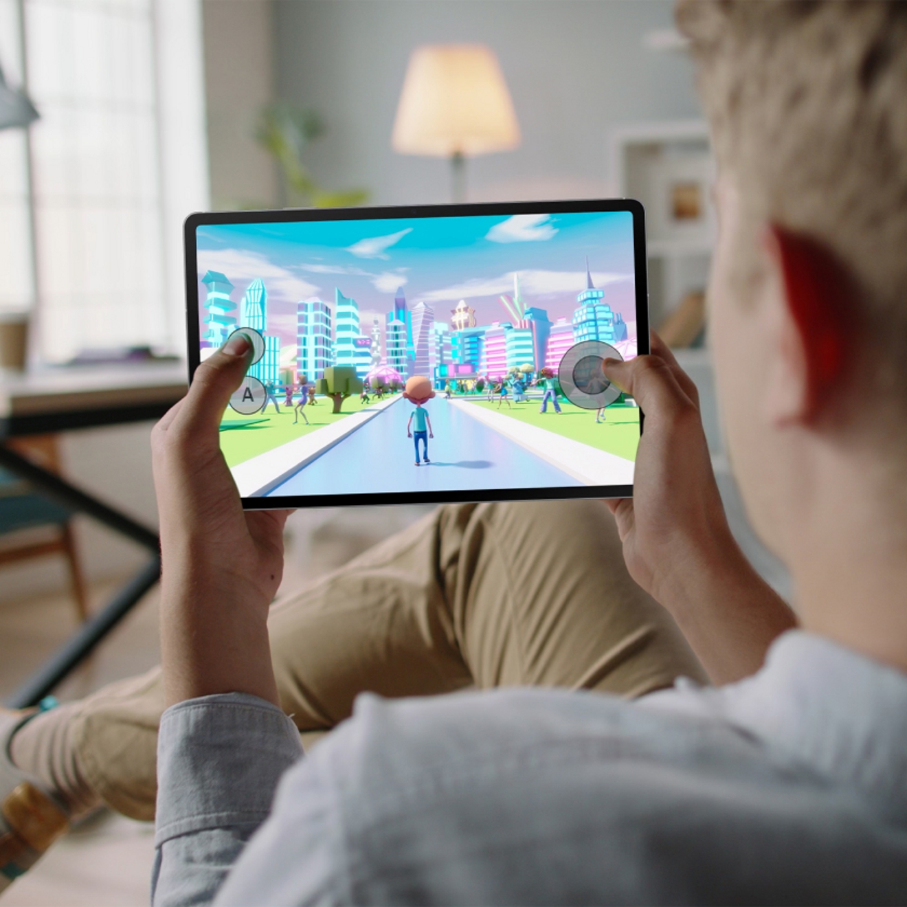 Persona jugando un juego en la tablet Samsung S10 FE