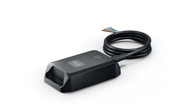 Un rastreador de activos Geotab GO Anywhere Plus equipado con conexión eléctrica por cable y batería de respaldo.