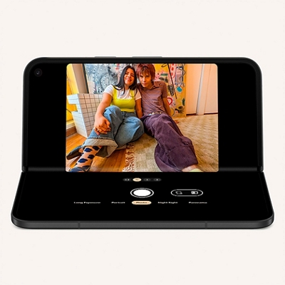 Google Pixel 9 Pro Fold negro a medio cerrar con la cámara abierta