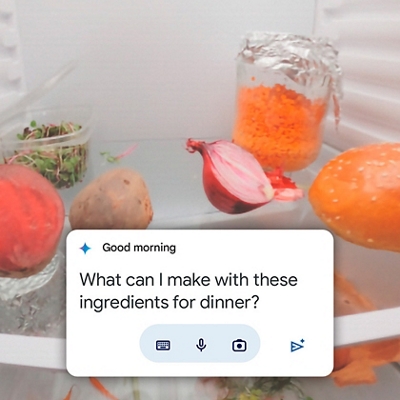 Interior del refrigerador con ventana de IA preguntando "qué puedo hacer con estos ingredientes para la cena"