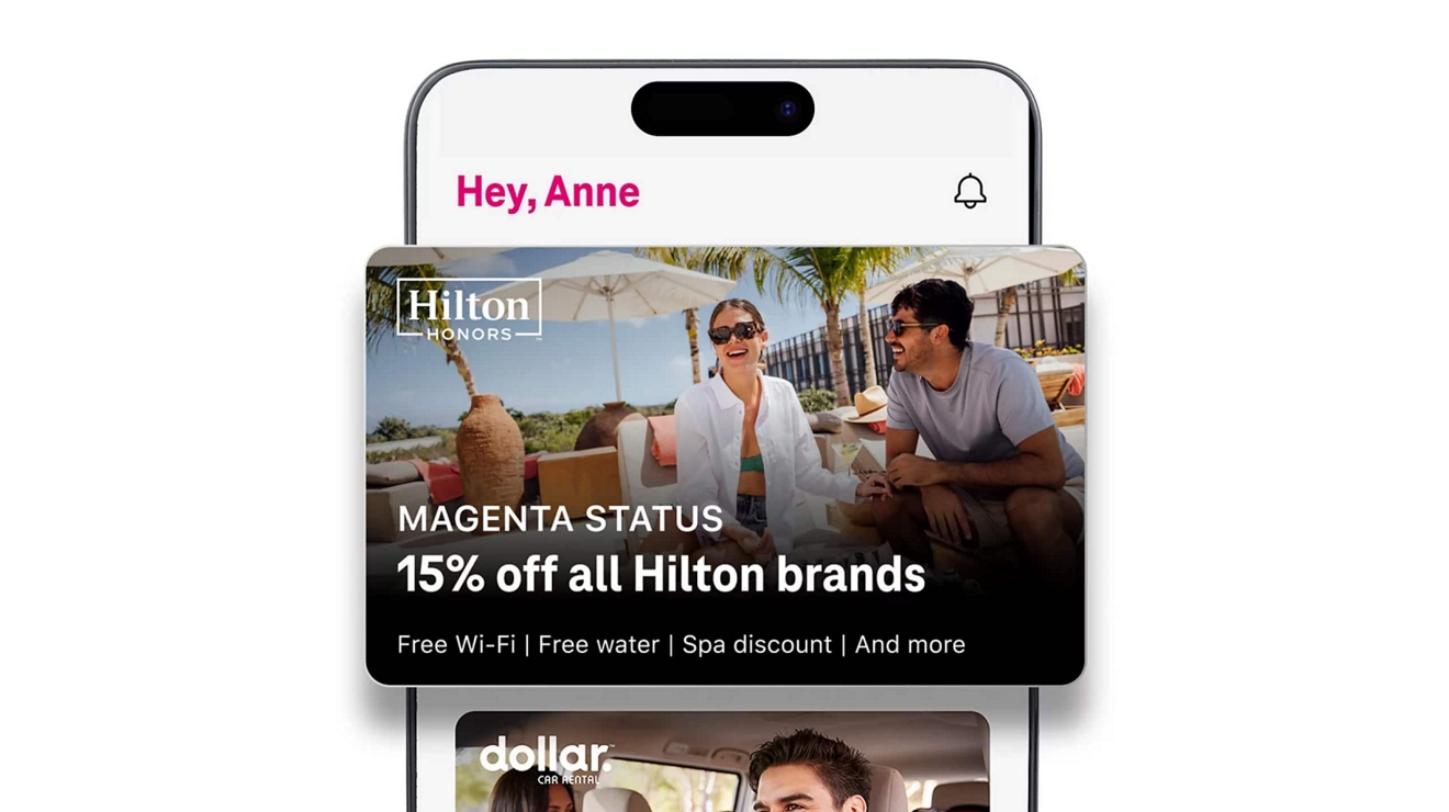 Un iPhone muestra los beneficios que ofrece Magenta Status; superpuesta, se ve una tarjeta con un descuento del 15% en las marcas Hilton.
