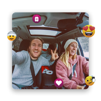 Una pareja se toma un selfie dentro del auto.