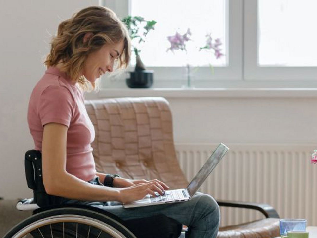 Mujer escribiendo en su laptop